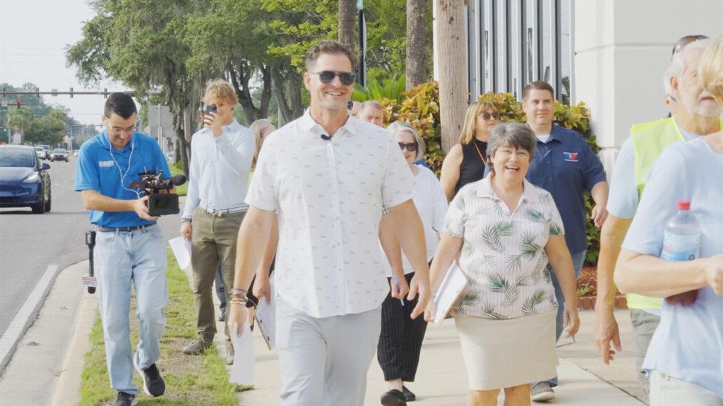 Fred Jones, Director of 澳门足彩app’s Planning + Design Collaborative, leads a Walking Audit during the master planning process with stakeholders in Orange Park, Florida.